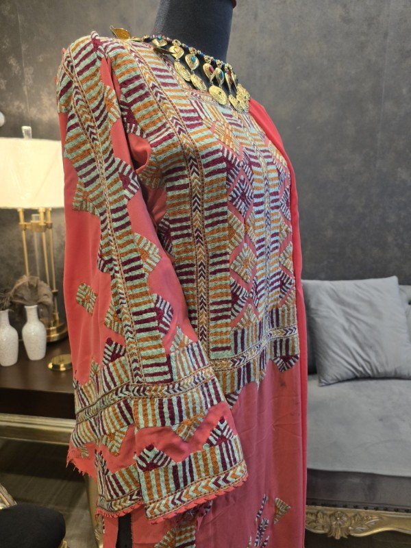 Balochi Mausam doch |Balochi kurta| jalar
⭐Handwork
⭐3 piece
Unstitched
⭐Colour : Coral blush
Length 44 inches
⭐Material: Premium quality Georgette
⭐Cash on delivery across Pakistan
other countries advance payment only.