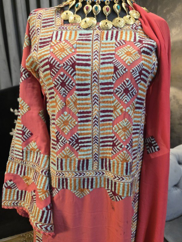 Balochi Mausam doch |Balochi kurta| jalar
⭐Handwork
⭐3 piece
Unstitched
⭐Colour : Coral blush
Length 44 inches
⭐Material: Premium quality Georgette
⭐Cash on delivery across Pakistan
other countries advance payment only.